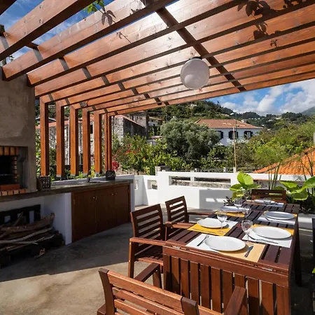 بيت شباب Madeira Surf Camp *