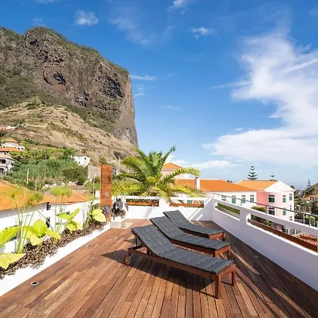 Madeira Surf Camp بيت شباب بورتو دا كروز