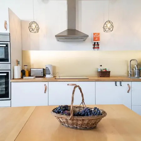 بيت شباب Madeira Surf Camp *