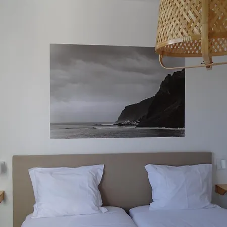 Vandrarhem Madeira Surf Camp