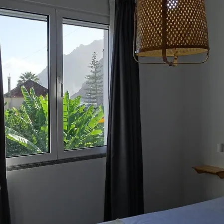 بيت شباب Madeira Surf Camp *