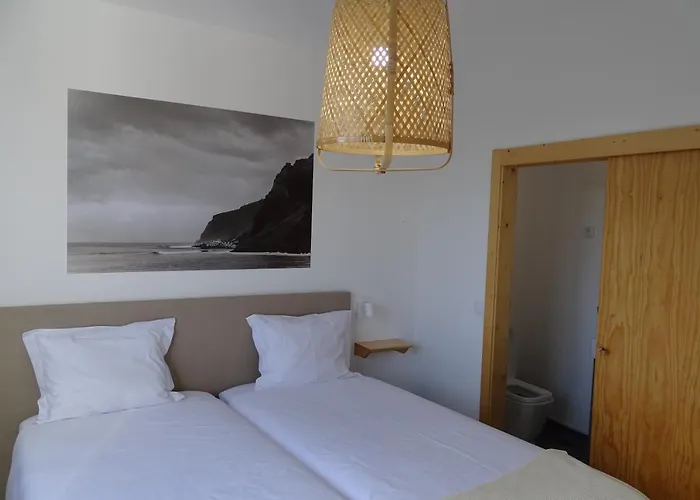 Madeira Surf Camp ホステル ポルト・ダ・クルース