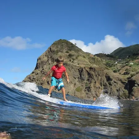 Albergue Madeira Surf Camp
